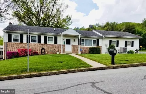 2 E Greenhouse Rd, Dillsburg, PA 17019