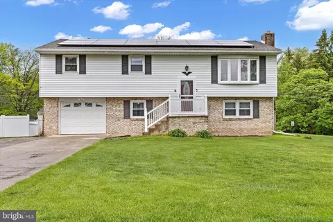 301 Hillcrest Dr, New Cumberland, PA 17070