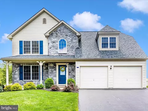 320 Lynne Dr, Mount Wolf, PA 17347