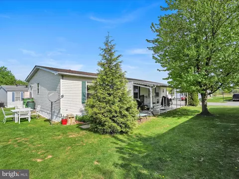 104 W Abington Cir, Stewartstown, PA 17363