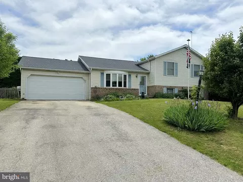 76 Moore Dr, Hanover, PA 17331