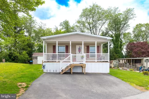 24 Lyle Cir, York, PA 17402