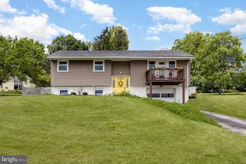612 Colonial Dr, Dallastown, PA 17313