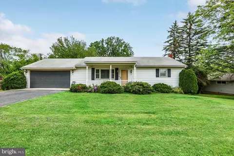 325 Clover Ln, Hanover, PA 17331