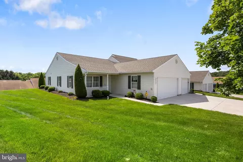 1389 Chami Dr #171, Spring Grove, PA 17362
