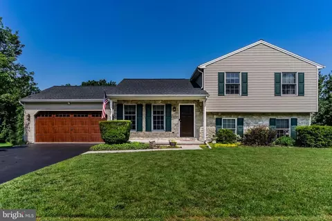 335 Lamp Post Ln, Etters, PA 17319