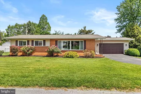 3251 Lynwood Ln, York, PA 17402
