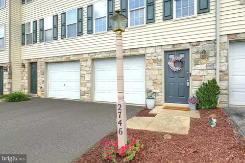 2746 Woodmont Dr, York, PA 17404