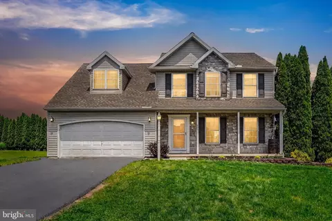 405 Lynne Dr, Mount Wolf, PA 17347