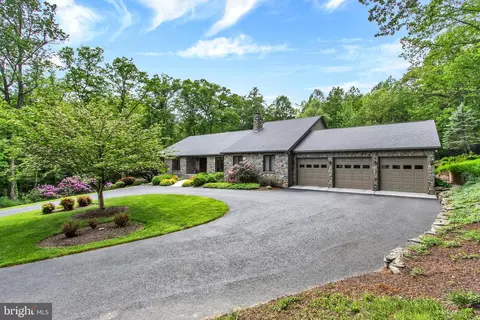 1669 Beck Mill Rd, Hanover, PA 17331