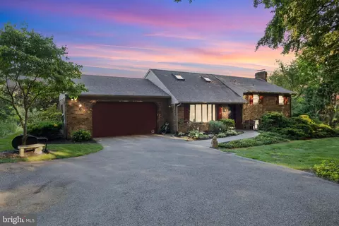 6895 Jackson Dr, Seven Valleys, PA 17360