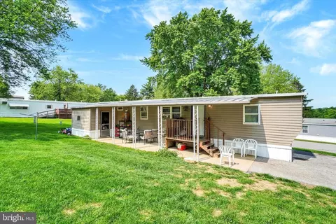 318 Landola Ave, Mount Wolf, PA 17347