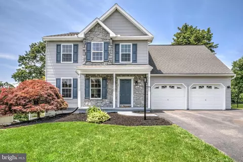 30 Burberry Ln, Mount Wolf, PA 17347