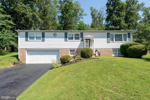 41 Oak Dr, Mount Wolf, PA 17347