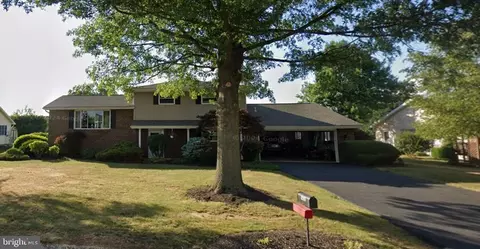 1425 Breezeview Dr, York, PA 17404