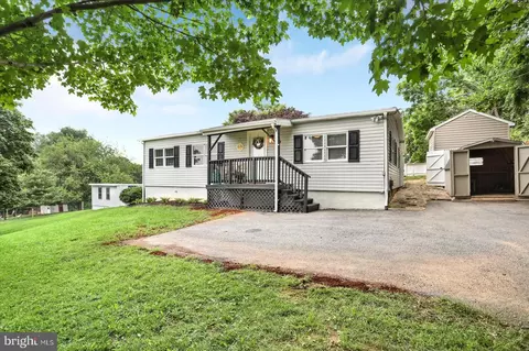 46 E High St, Windsor, PA 17366 photo 2