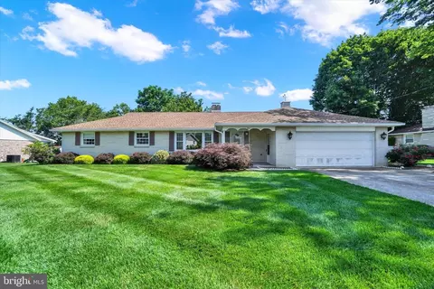 841 Sunlight Dr, York, PA 17402