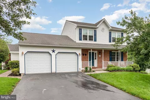 270 Abbey Dr, Mount Wolf, PA 17347