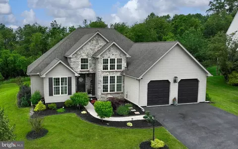 558 Monarch Dr, York, PA 17403