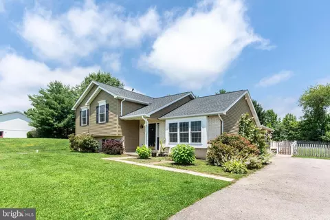 102 Heritage Dr, Hanover, PA 17331