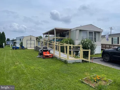 230 Chesapeake Est, Thomasville, PA 17364