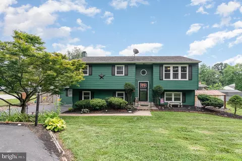 100 Sugar Maple Dr, Etters, PA 17319