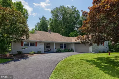 18 Greenbriar Dr, York, PA 17407