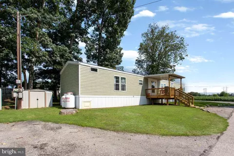 86 Mobile Dr, Thomasville, PA 17364