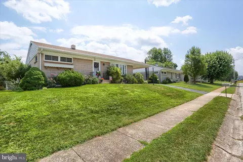 1221 Fairlane Dr, York, PA 17404