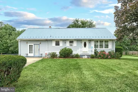 955 Maple Ln, Hanover, PA 17331
