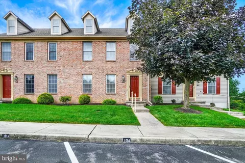 104 Weatherburn Dr, York, PA 17402