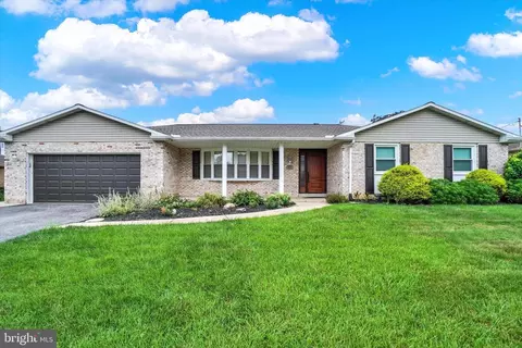 471 Hunting Park Ln, York, PA 17402