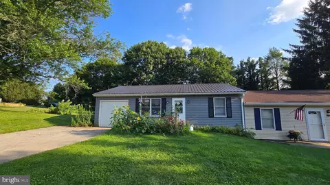 10 Memory Ln, Stewartstown, PA 17363