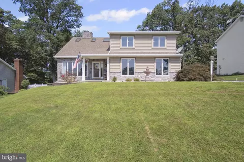 329 Hillcrest Dr, New Cumberland, PA 17070