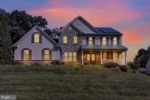 957 Castle Pond Dr, York, PA 17402