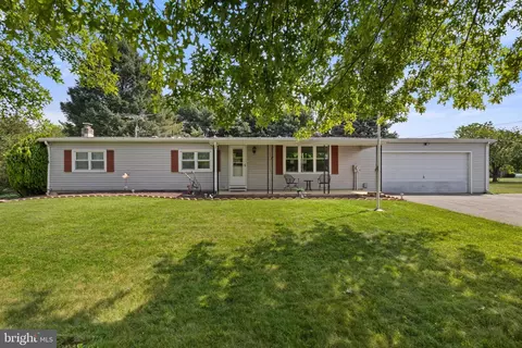 985 Valley View Rd, Hellam, PA 17406