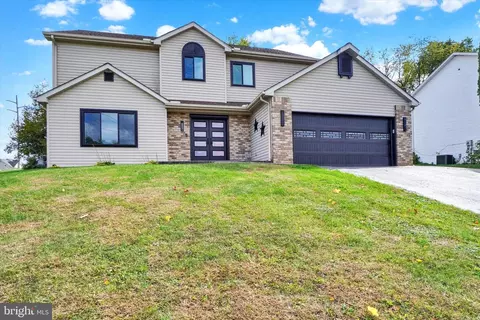 306 Mohawk Dr, Red Lion, PA 17356