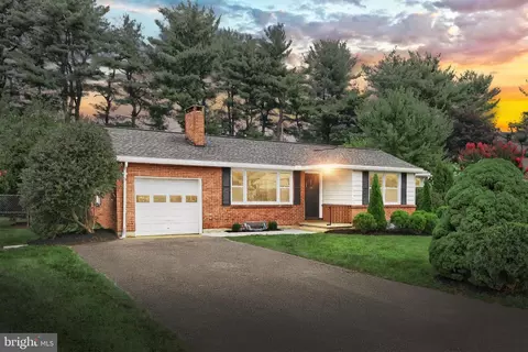 2433 Crystal Ln, York, PA 17402
