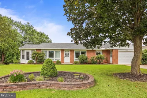 5280 Board Rd, Mount Wolf, PA 17347