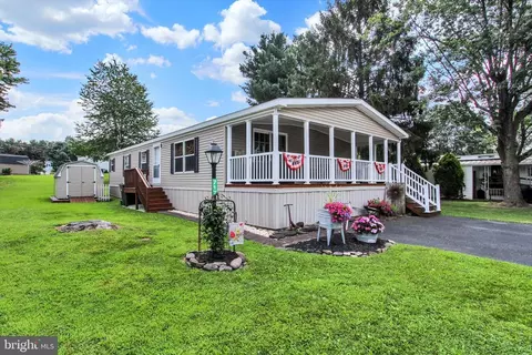 717 Lake Dr, Mount Wolf, PA 17347
