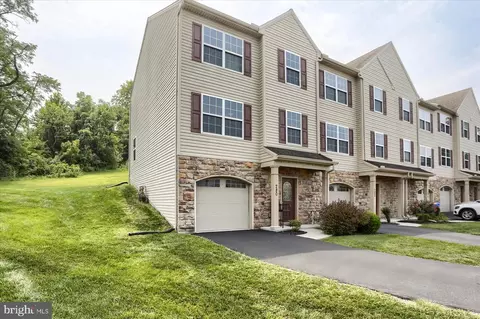 280 Fieldstone Ct #99, New Cumberland, PA 17070