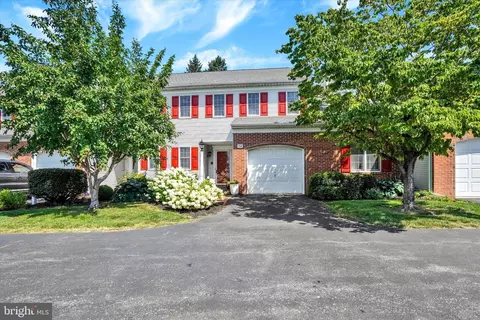152 Carriage Hill Ln, York, PA 17406