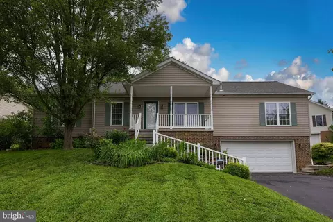 299 Franklin Square Dr, Dallastown, PA 17313