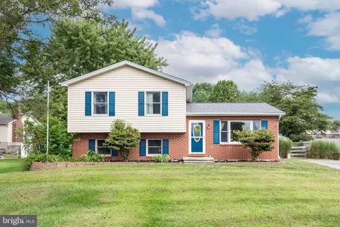 14 Garden Ln, Hanover, PA 17331