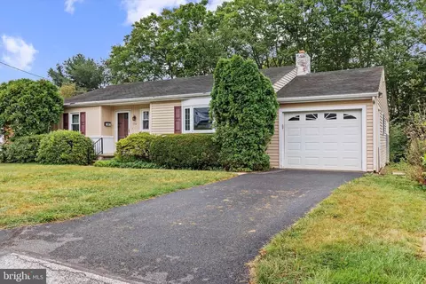 130 Schoolhouse Ln, York, PA 17406
