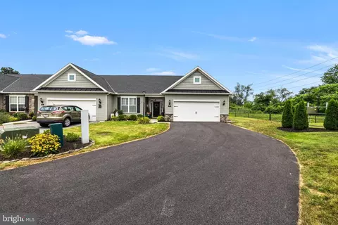 660 Cypress Dr #27, Hanover, PA 17331
