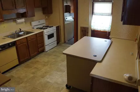 Entry Way - 633 E Middle St, Hanover, PA 17331 photo 3 of 4