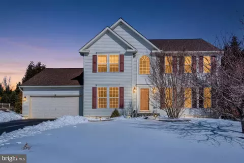 2040 Waterfall Dr, Hanover, PA 17331