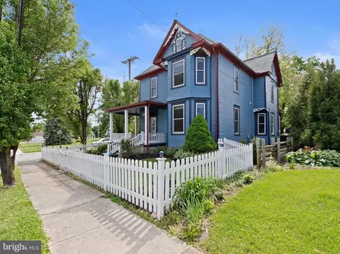 24 S Main St, Stewartstown, PA 17363