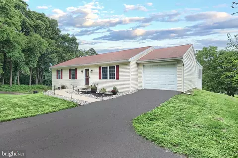 10 Edith Dr, Windsor, PA 17366 photo 2